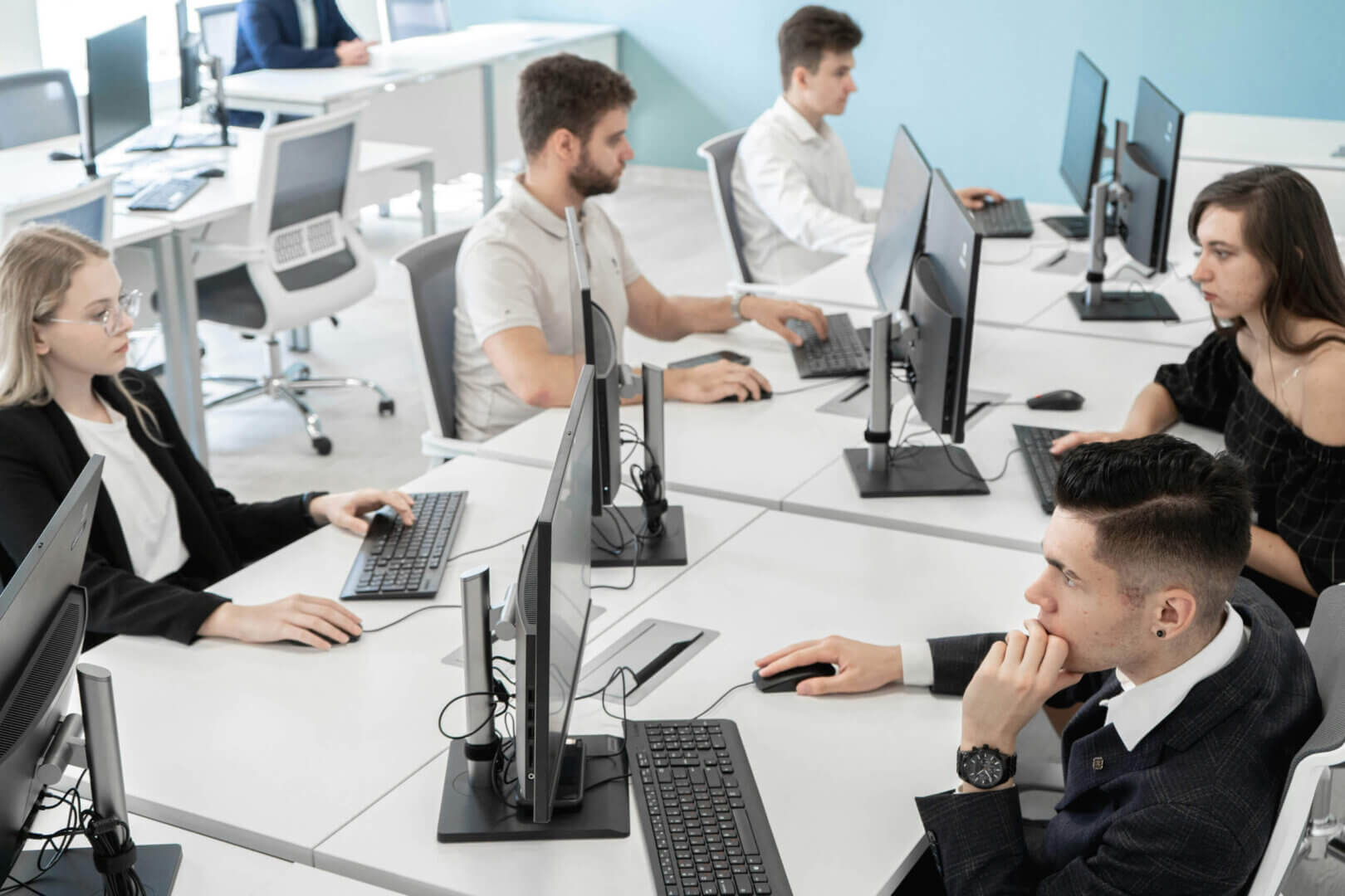 Business team benefiting from reliable managed IT services and proactive technology support
