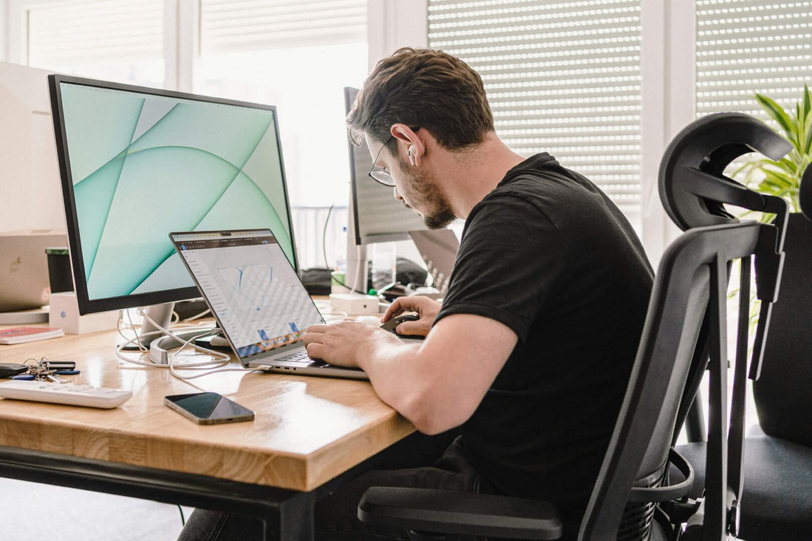 Explanation of IT helpdesk functions in resolving technical issues and supporting users