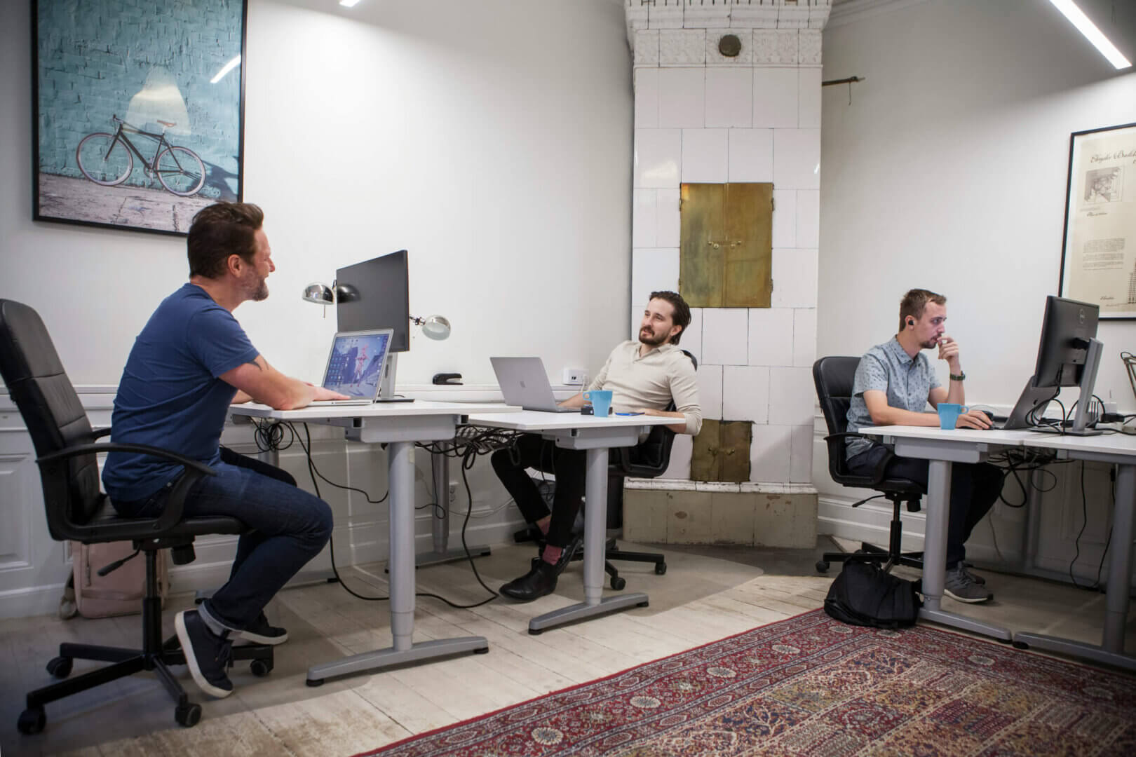 Tech consultant presenting cloud migration strategy to client